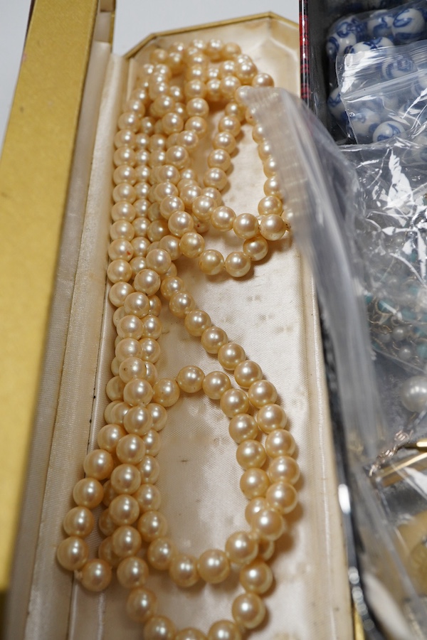 A small quantity of assorted costume jewellery.